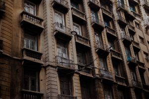 Може ли избено помещение към апартамент да бъде предмет на продажба с отделен нотариален акт?